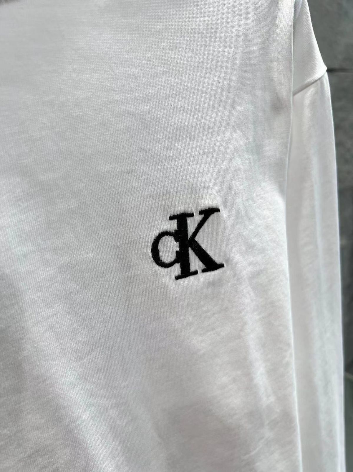 【本日限定特価】Calvin Klein メンズ＆レディース カジュアル ロングスリーブ Tシャツ プリント＆刺繍 ブラック/ホワイト S-XL [本日特価|新品未使用品]