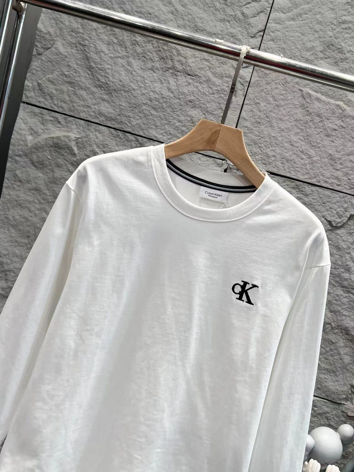 【本日限定特価】Calvin Klein メンズ＆レディース カジュアル ロングスリーブ Tシャツ プリント＆刺繍 ブラック/ホワイト S-XL [本日特価|新品未使用品]