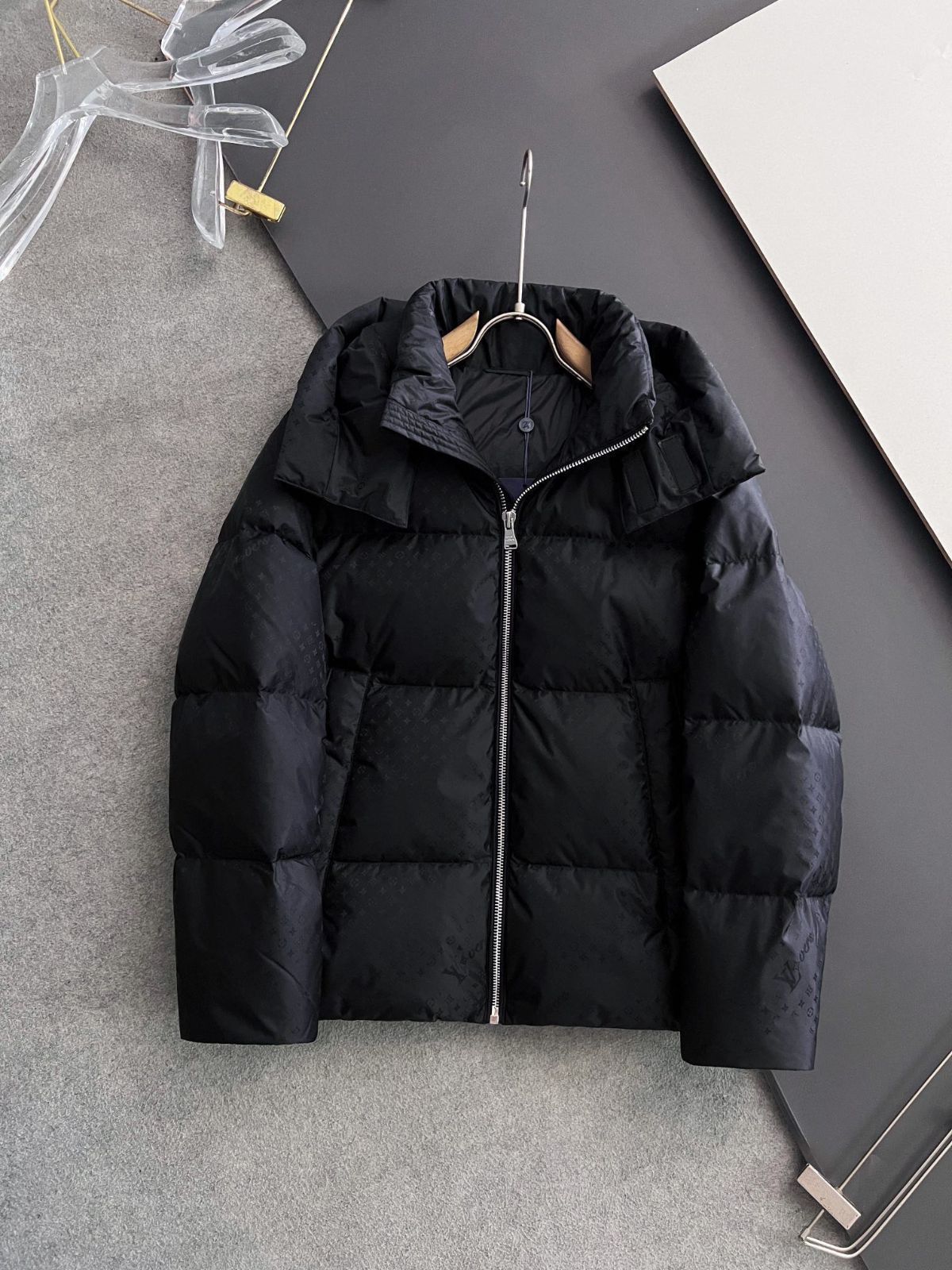 Louis Vuitton 黒のダウンジャケット