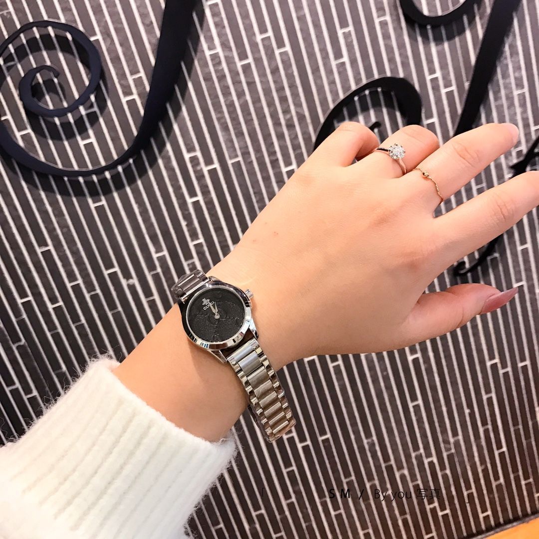 GUCCI グッチ レディース腕時計 28mm｜ホログラムデザイン×スチールベルト｜本日限定特価新品未使用