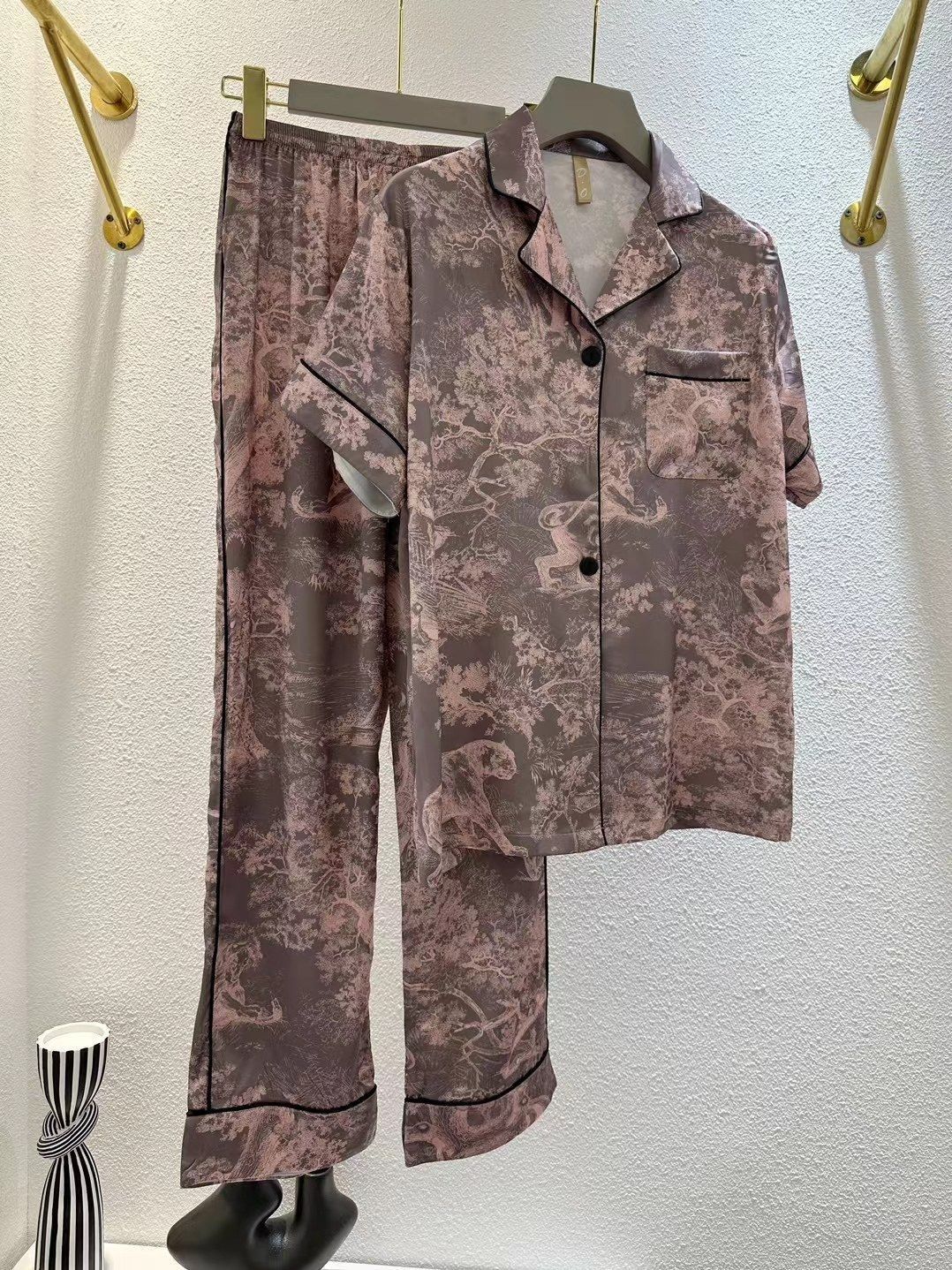 これは DIOR（ディオール）の女用パジャマで、家居服としても最適なものです。原単品質で、人気のネット紅人と同じデザインの 2 ピースセットです。長袖と長パンツの組み合わせで、快適な着用感を提供します。
