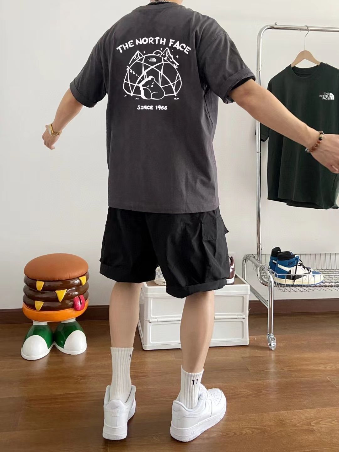 TNF（ザ・ノース・フェイス）専門店と同じデザイン 前後ロゴのクマとキャンプアルファベット カップル用プリント T シャツ 男女兼用