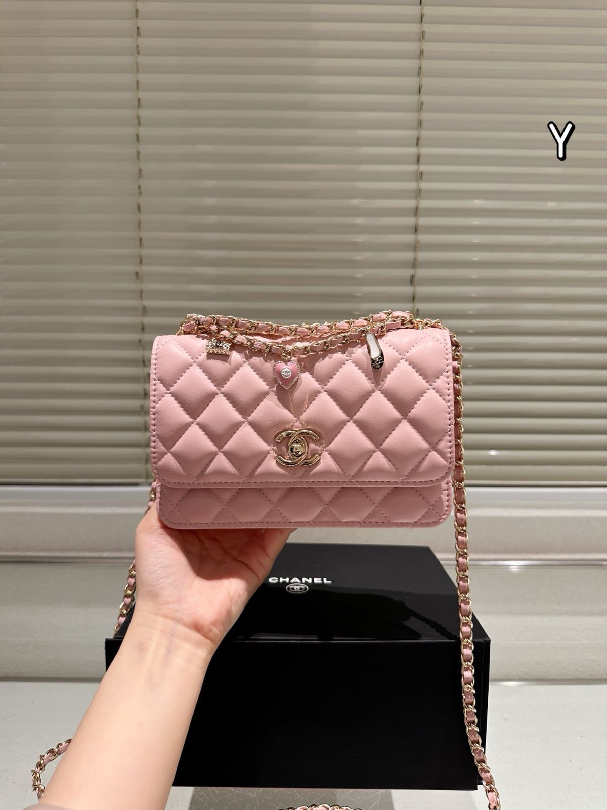 【今日特価】CHANEL 25P Heart Pendant WOC Chain Bag / シャネル 25P ハートペンダント付き WOC チェーンバッグ/ 送料無料!在庫限定価格