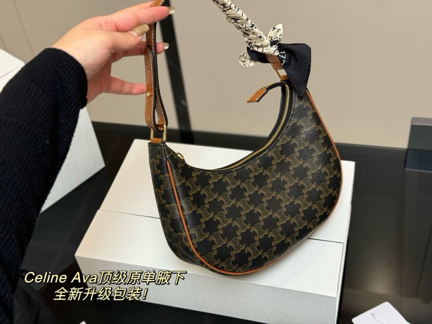 [Celine] アヴァ アンダーアームバッグ - 専用ボックス付き | セリーヌ レディースバッグ｜本日限定特価｜新品未使用