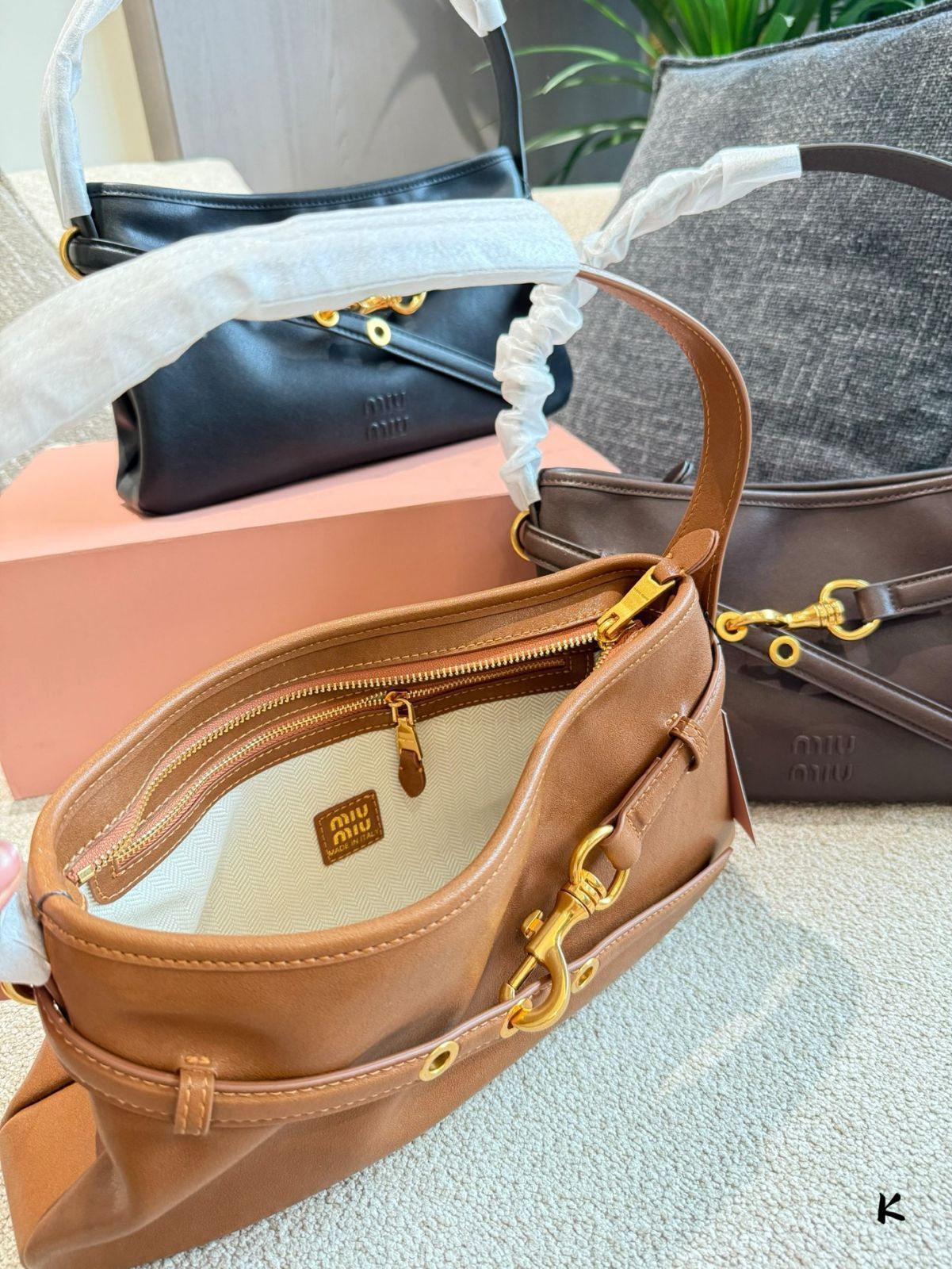 【今日特価】MIUMIU Aventure Nappa アームピッチバッグ（35cm）-MM輸入