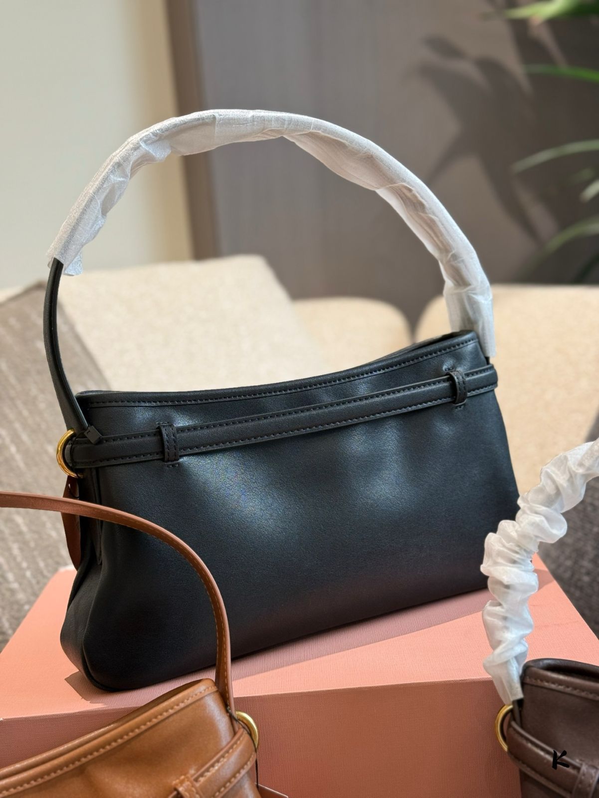 【今日特価】MIUMIU Aventure Nappa アームピッチバッグ（35cm）-MM輸入