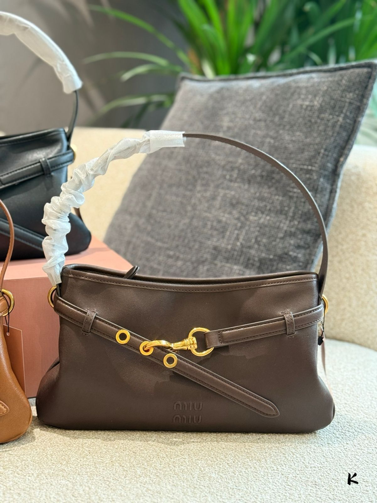 【今日特価】MIUMIU Aventure Nappa アームピッチバッグ（35cm）-MM輸入