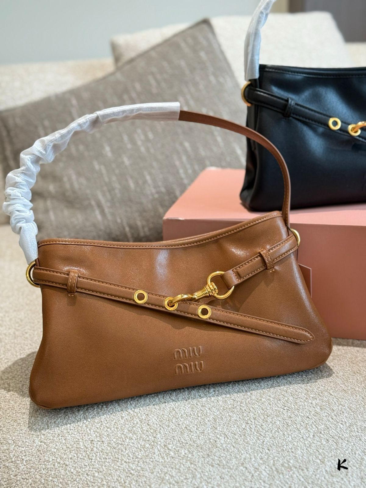 【今日特価】MIUMIU Aventure Nappa アームピッチバッグ（35cm）-MM輸入