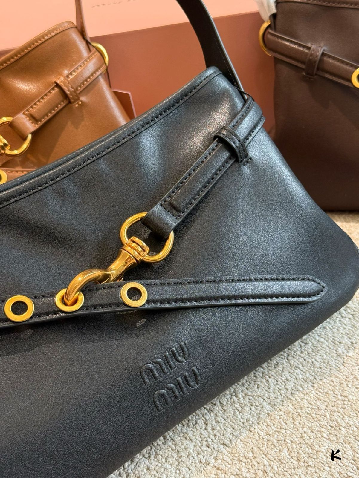 【今日特価】MIUMIU Aventure Nappa アームピッチバッグ（35cm）-MM輸入