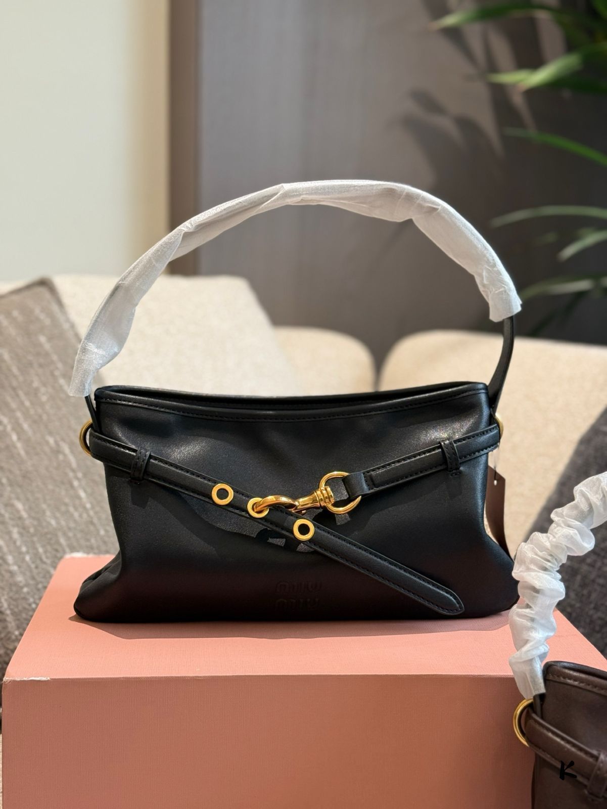 【今日特価】MIUMIU Aventure Nappa アームピッチバッグ（35cm）-MM輸入