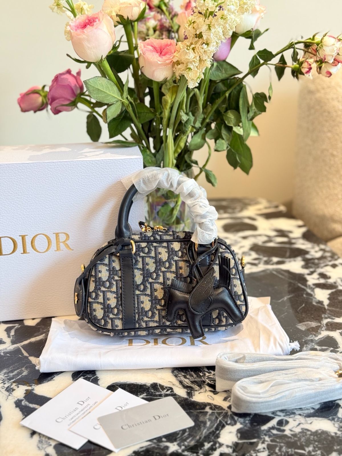 DIOR 2025年春夏新作 D-Vibe East-West ウルトラミニバッグ ? ブルーオブリーク [本日特価|新品未使用品]-MM輸入