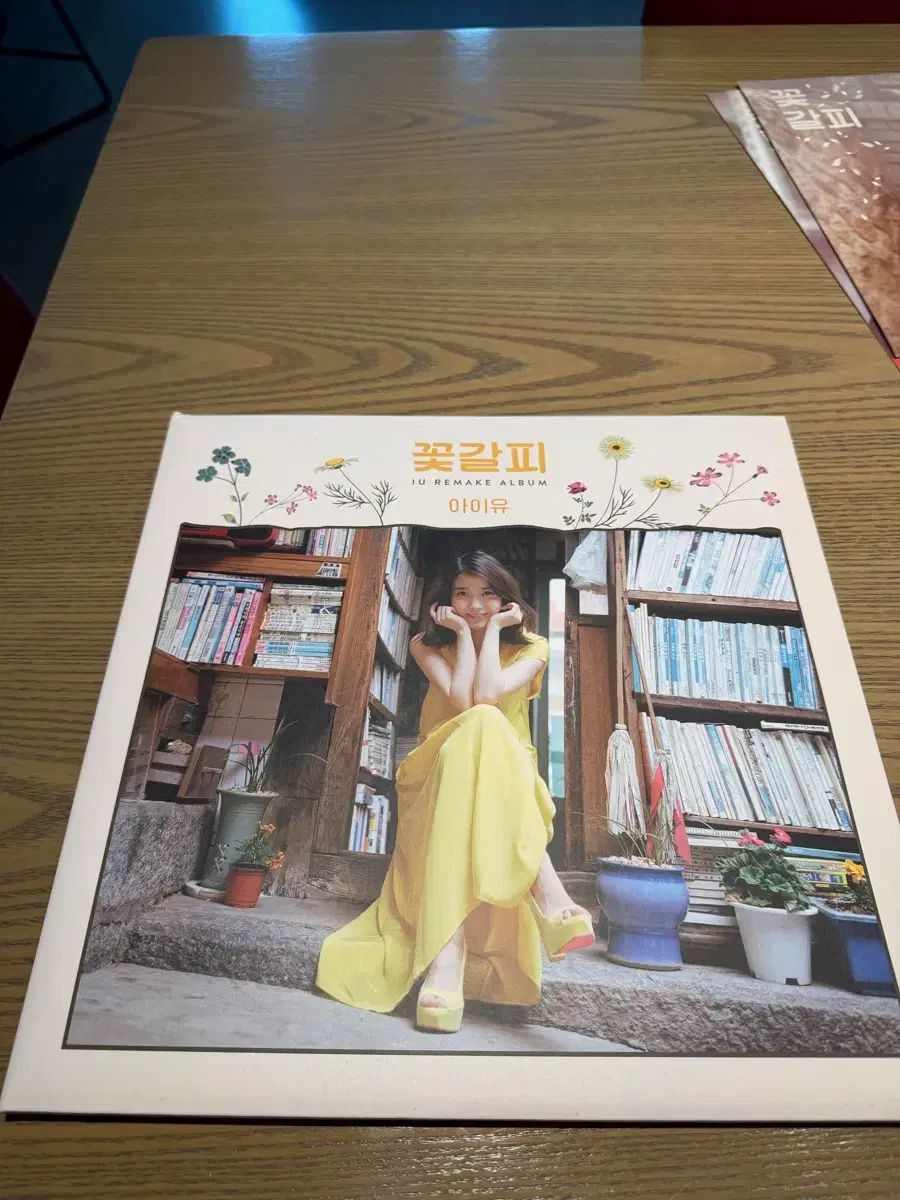 IU(アイユ) 花しおり LP アルバム 初版（ローンバージョン） - メルカリ