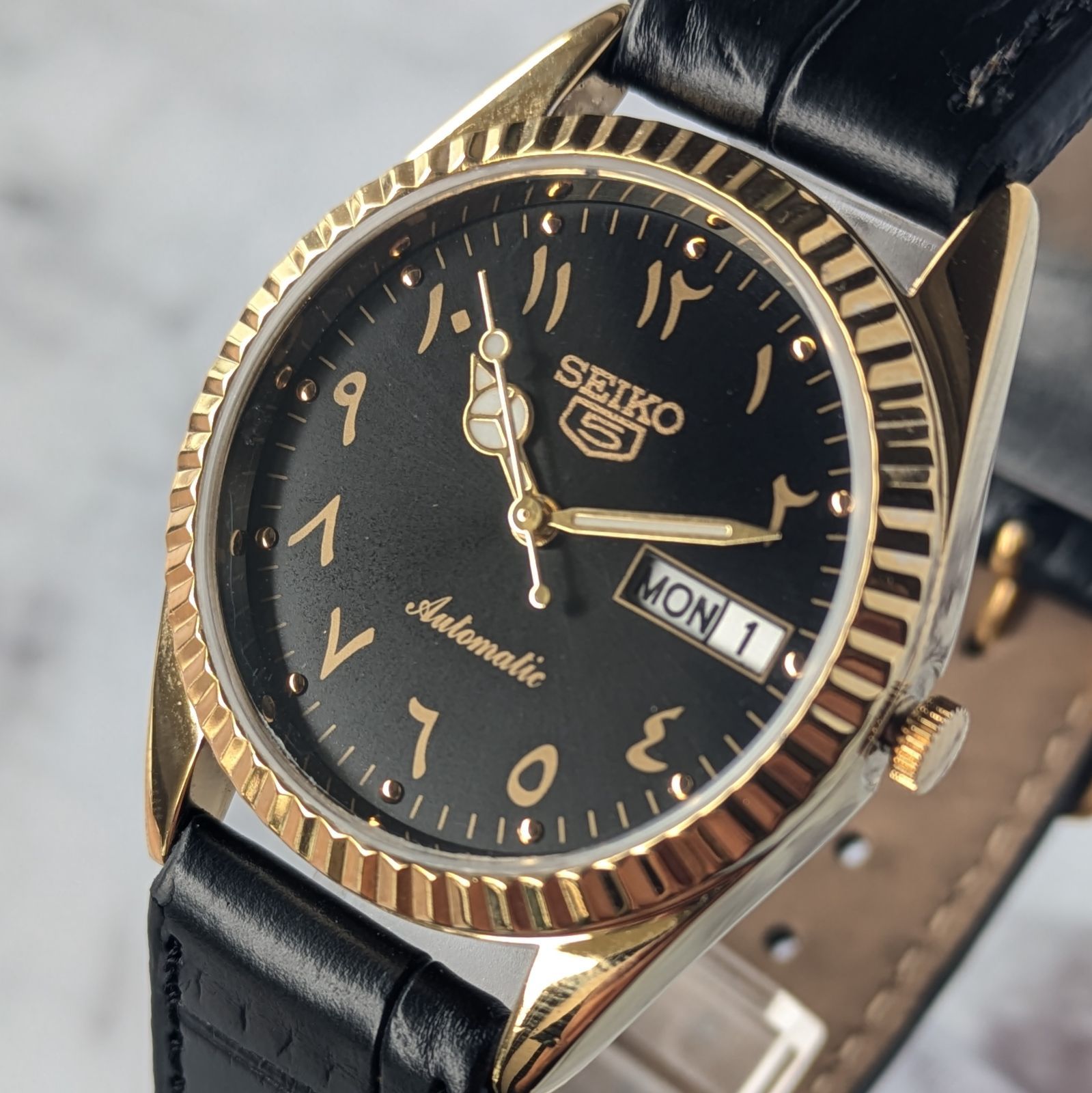 稼働品 SEIKO セイコー5 自動巻き ヴィンテージ ブラック文字盤 アラビア数字 ゴールドケース ゴールドベゼル レザー デイデイト