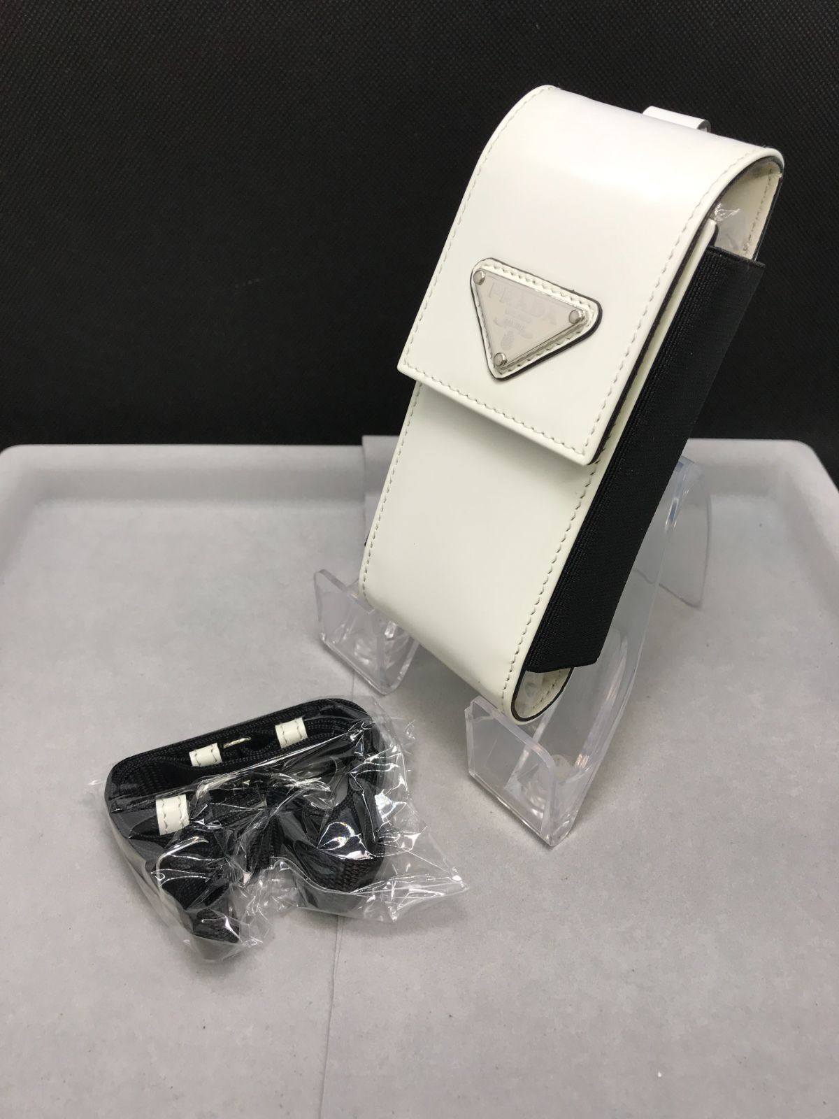 PRADA　プラダ　スマホショルダー　ネックストラップ付き　三角ロゴ　マルチケース　パテント　白×黒　2686
