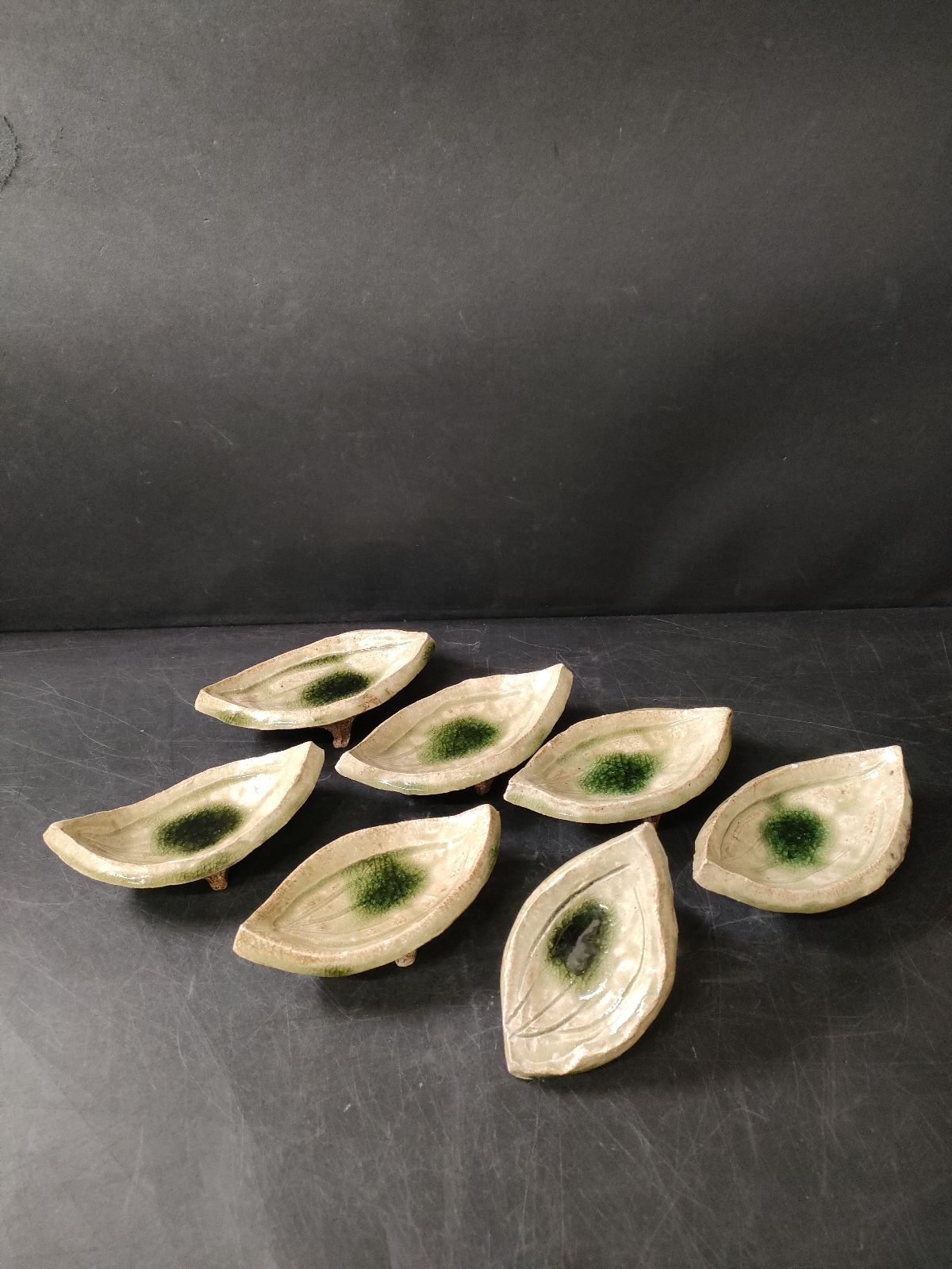 F29-03/伊賀焼/新 歓嗣 造/伊賀灰ビロード釉三ッ足葉形向付 7客/骨董/和皿食器/向付/小鉢/小皿/菓子皿/飾皿/銘々皿/割烹/懐石料理/民芸/作家物/人気作家