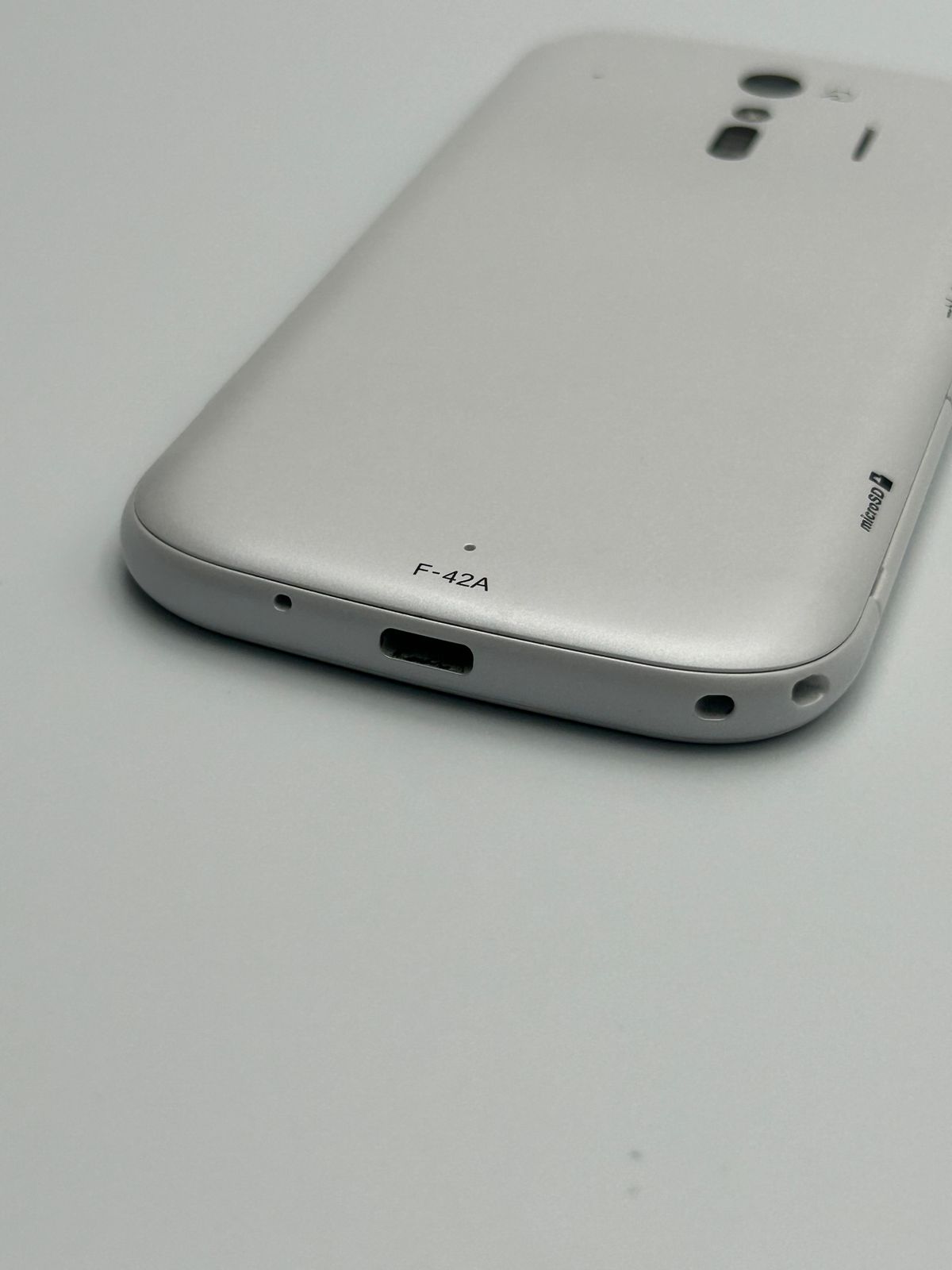 中古B】らくらくスマホ F-42A ホワイト SIMフリー - メルカリ