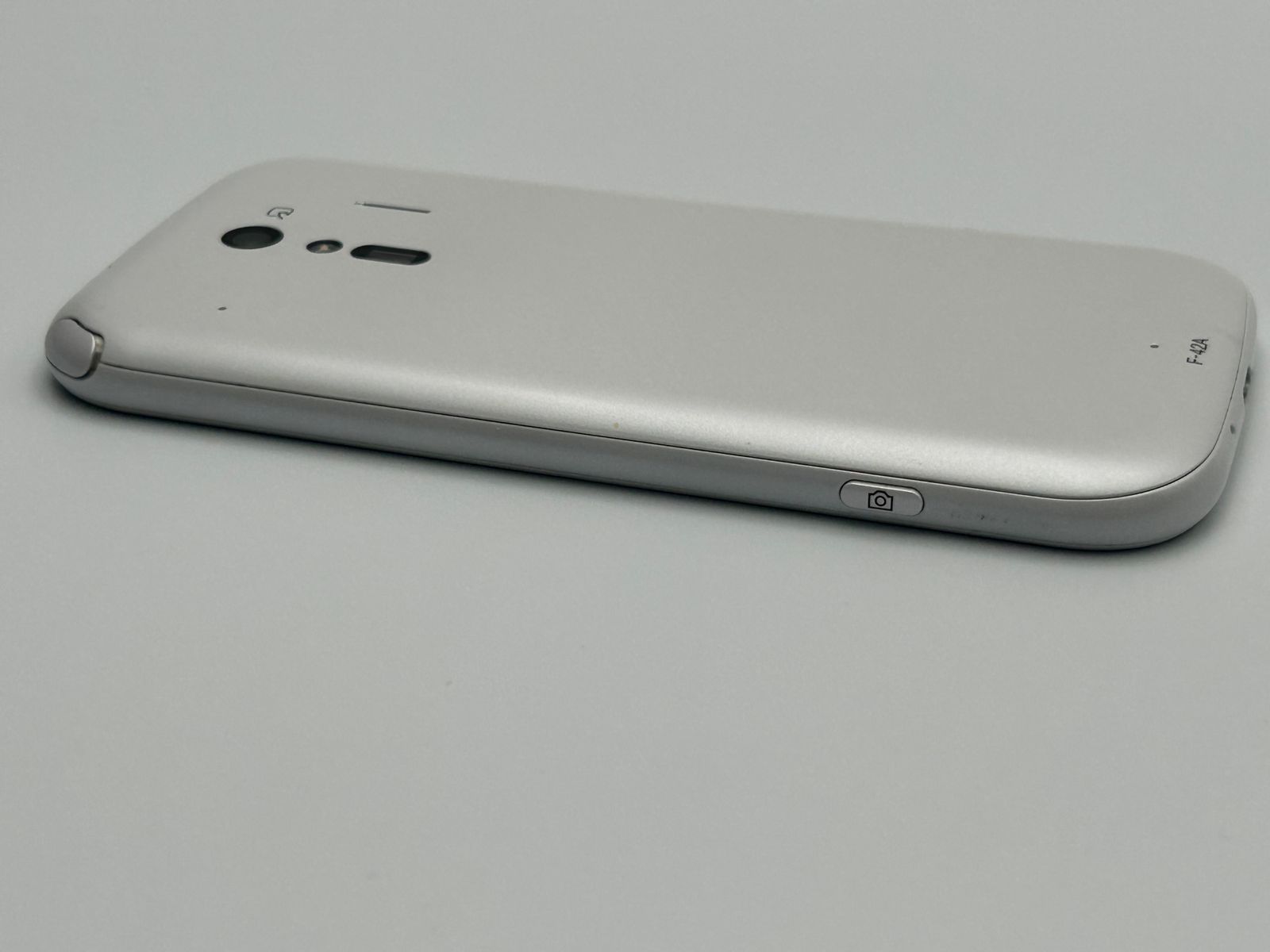 中古B】らくらくスマホ F-42A ホワイト SIMフリー - メルカリ