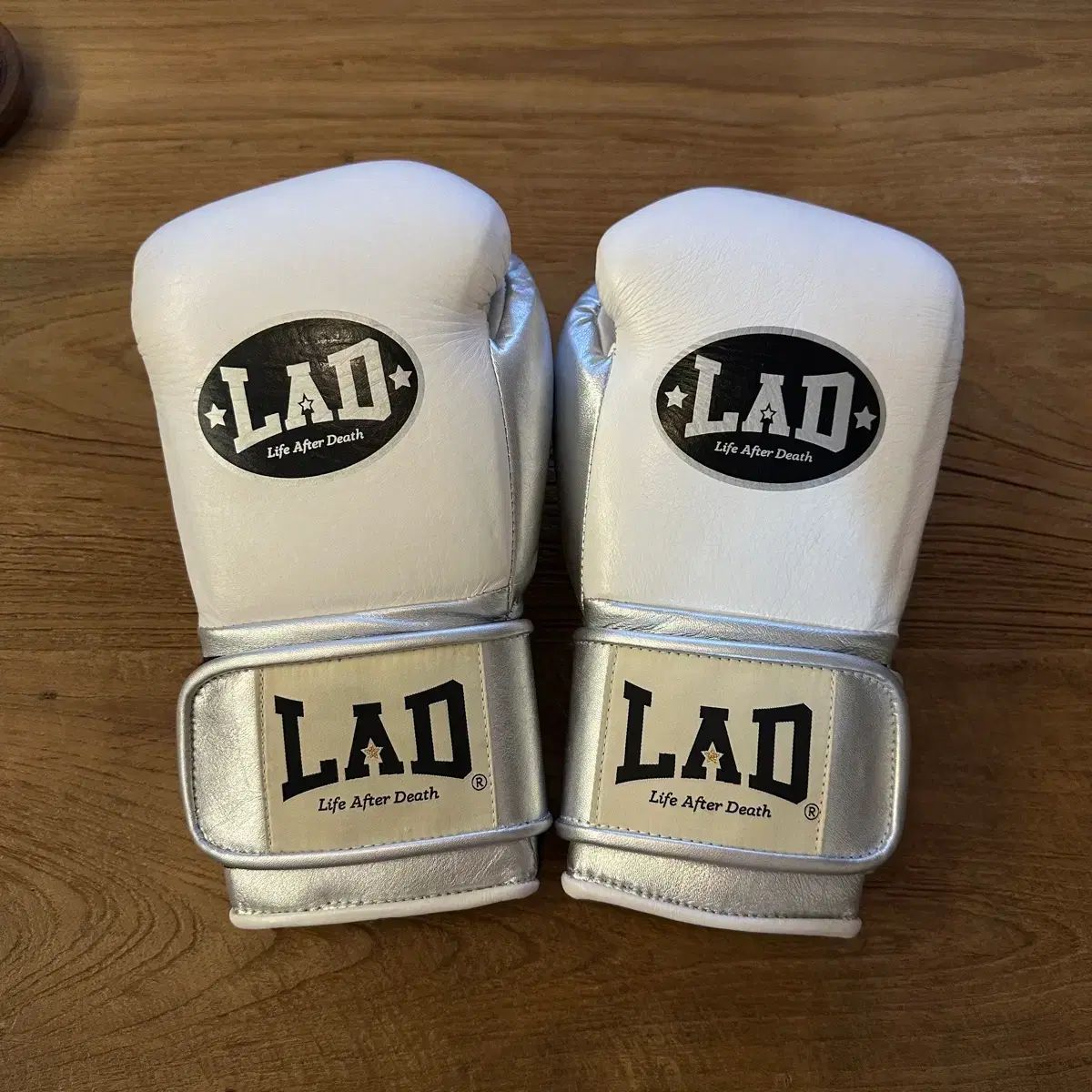 LAD ラッド 白/シルバー 10オンス グローブ 出品 25,552円