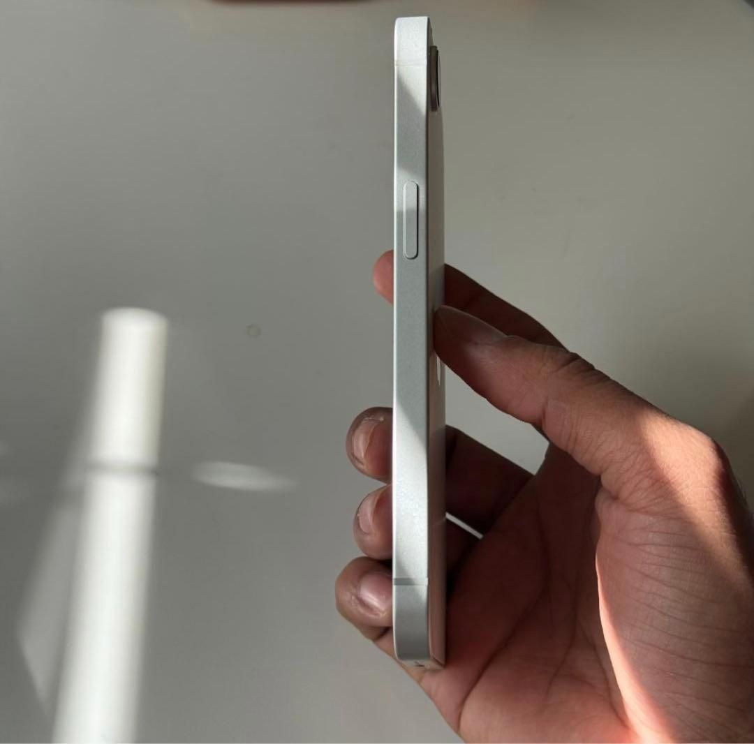 新品同様】iPhone 16e 128GB SIMフリー バッテリー98% - メルカリ