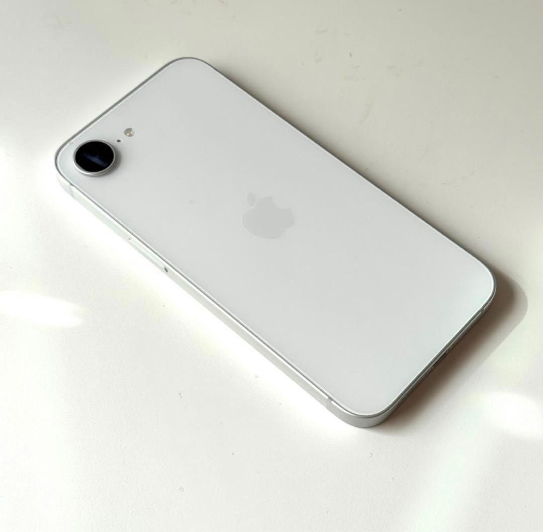 新品同様　【バッテリー100％】iPhone 16e｜SIMフリー版