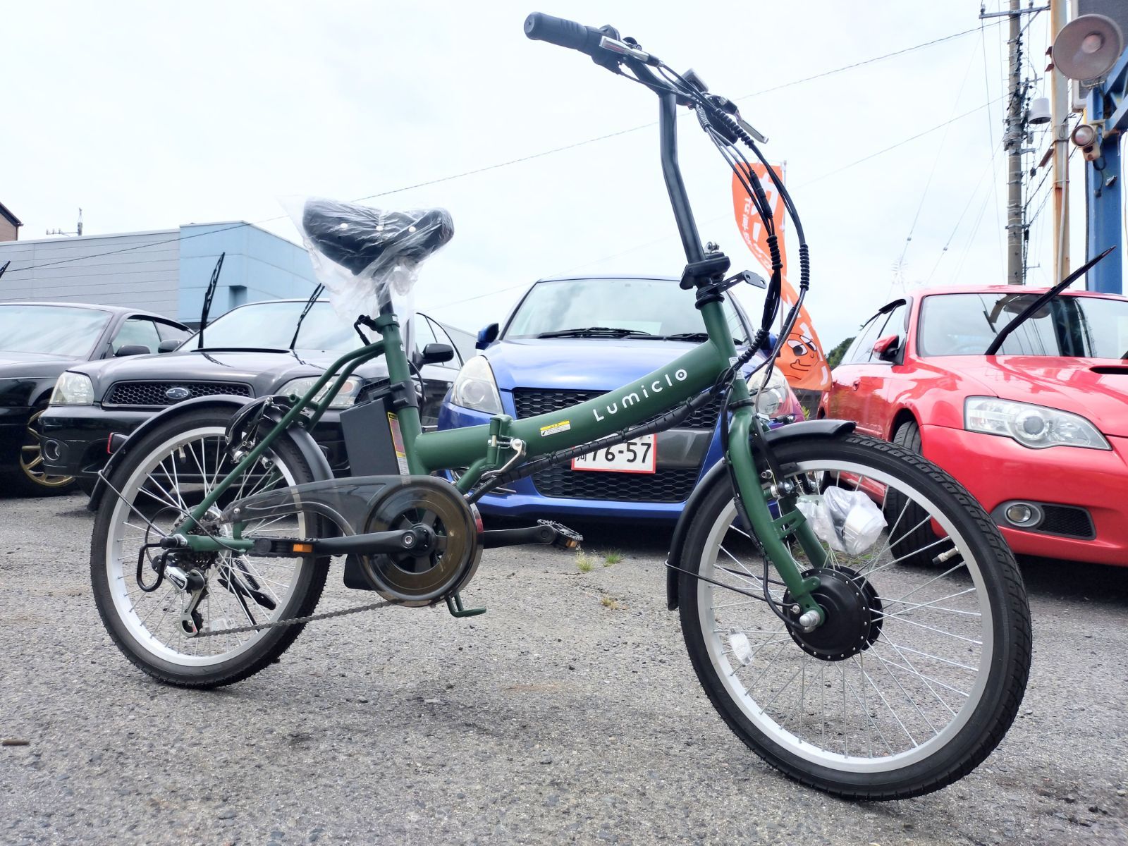 ☆未使用車大放出☆ルミクロ グリーン 大容量8.5Ahバッテリー搭載モデル☆20インチ折り畳み 電動アシスト自転車☆前カゴ取付ステー付☆シマノ製6段変速☆メーカー１年保証付☆グリーン①
