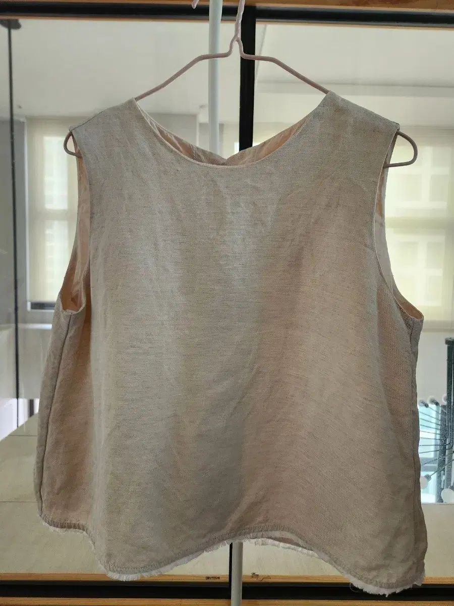 the CASHMERE LYNN リネン ノースリーブ ブラウス ベージュ