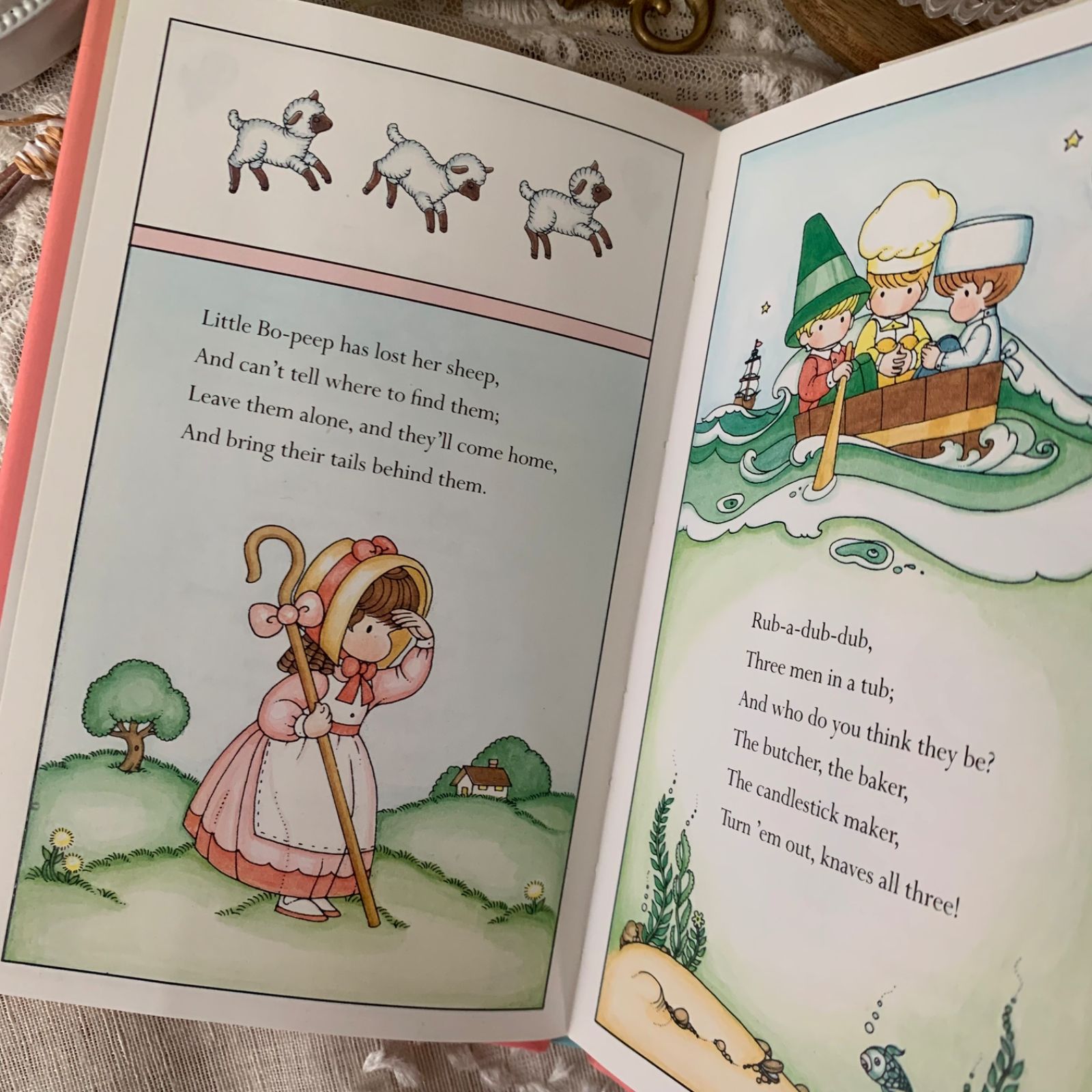 ヴィンテージ絵本 『A Mother Goose Book』 Joan Walsh Anglund
