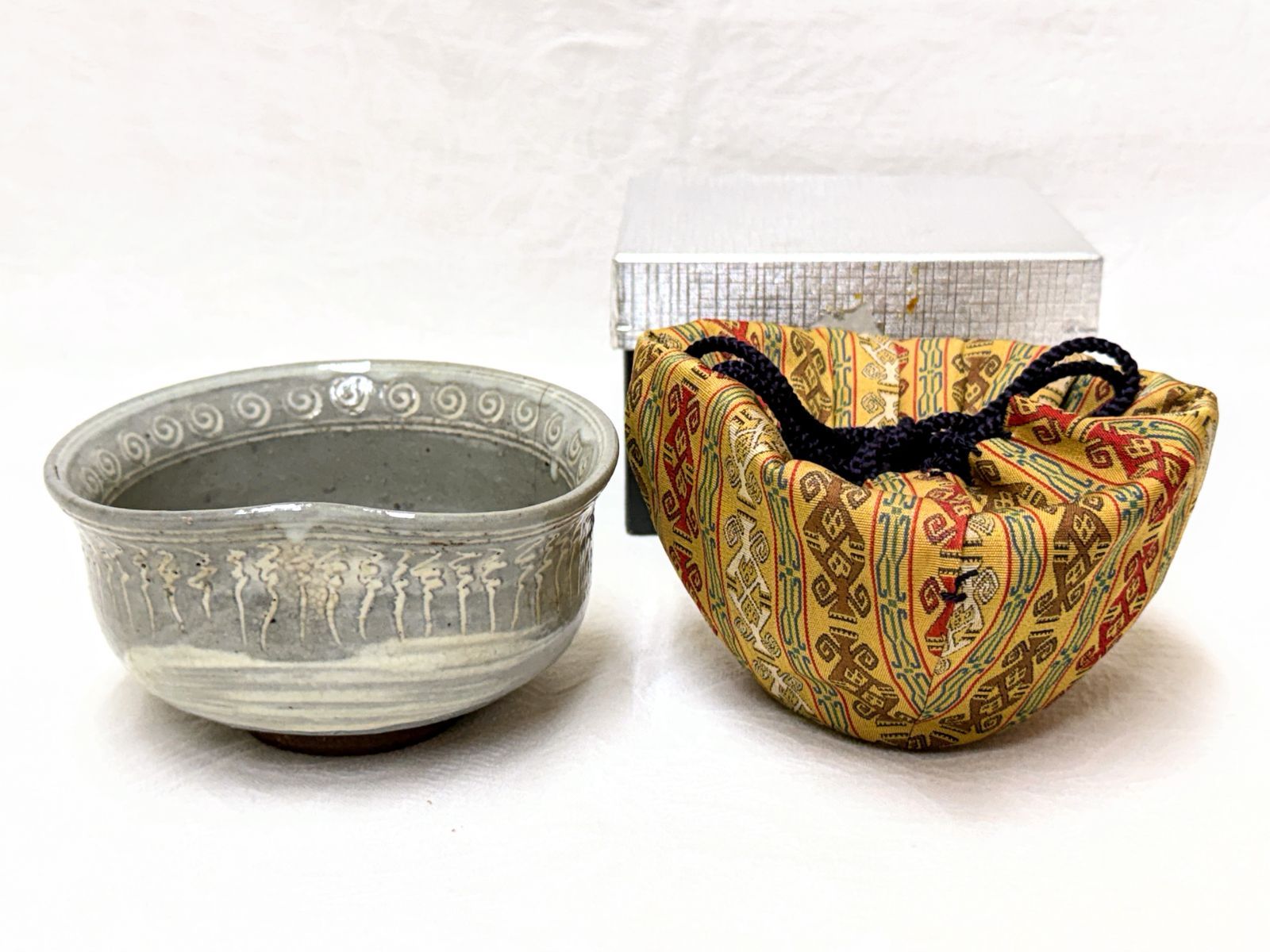 D242【茶道具】昭山? 寿 茶碗 仕覆付き 紙箱入り 抹茶碗 ニュウ（入
