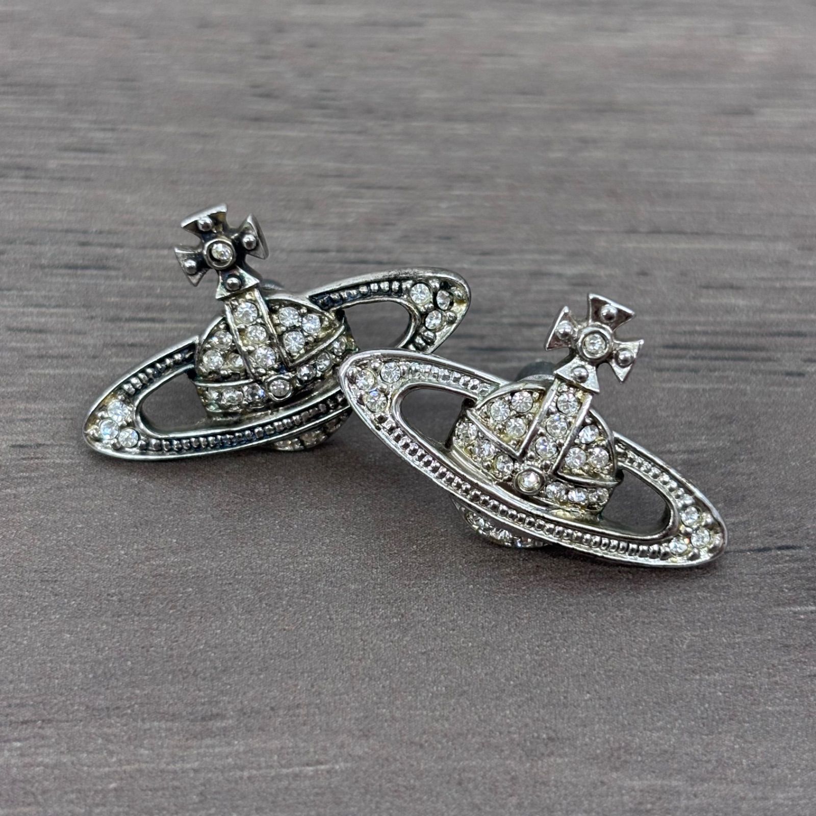 s8456）Vivienne Westwood ミニバスレリーフオーブ ピアス シルバー