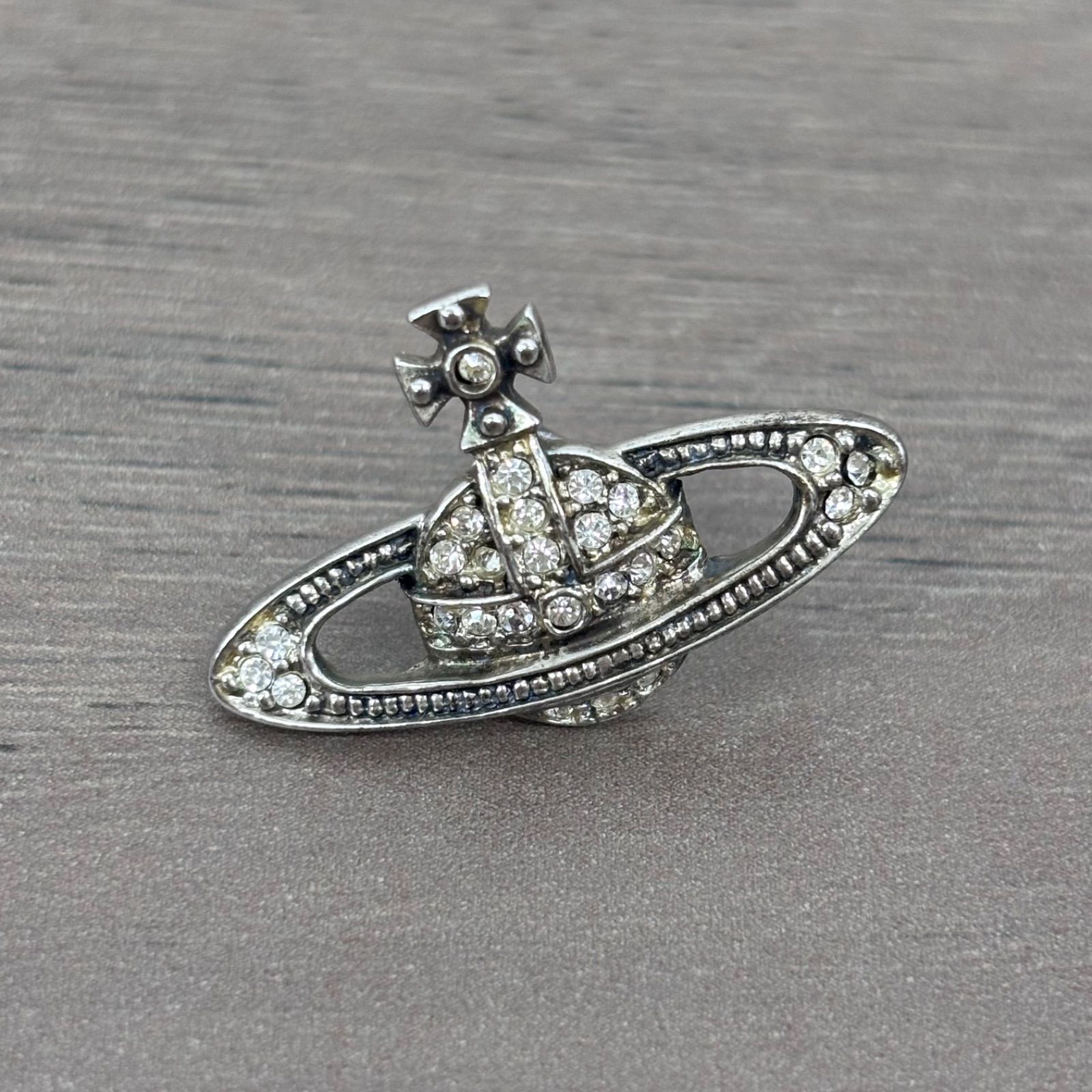s8456）Vivienne Westwood ミニバスレリーフオーブ ピアス シルバー