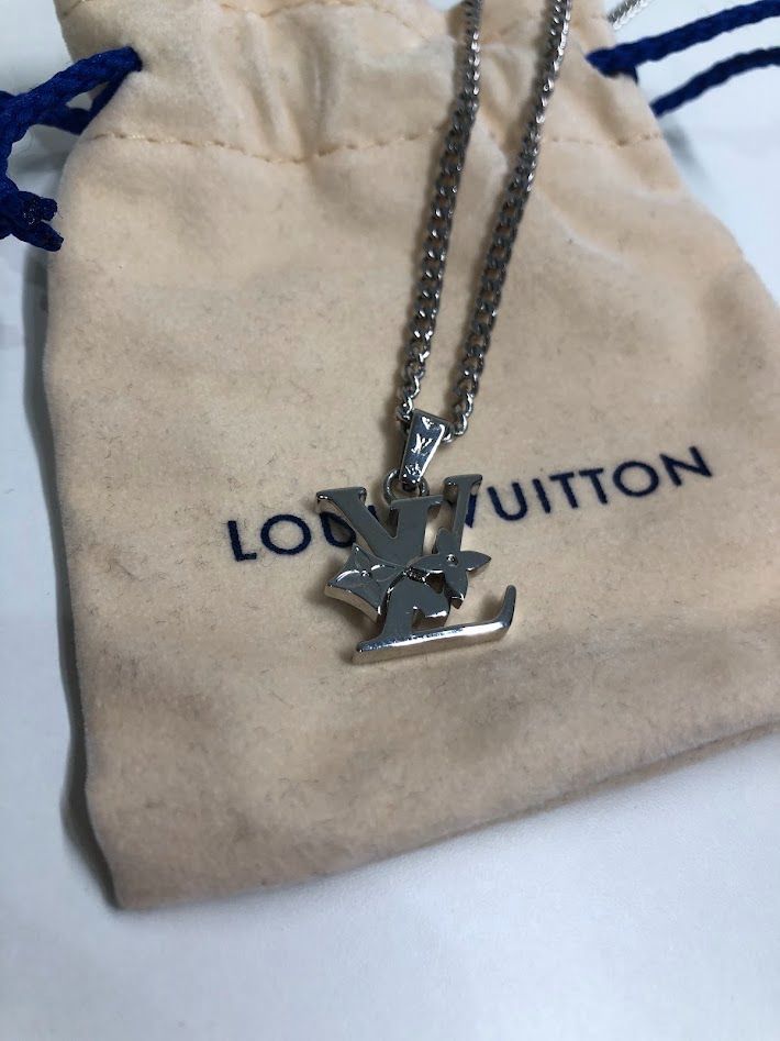 LOUIS VUITTON　ルイヴィトン　ペンダント･モノグラム　ロウ　M02254　シルバー　ネックレス
