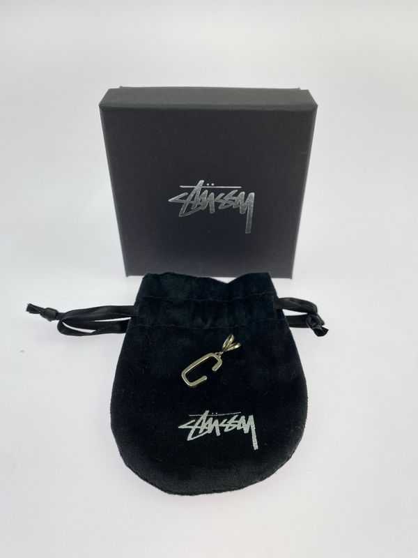 【中古品】 STUSSY ステューシー SILVER ALPHABET PENDANT ”C” シルバー アルファベット ペンダントトップ 【192-260713-KS-22-min】