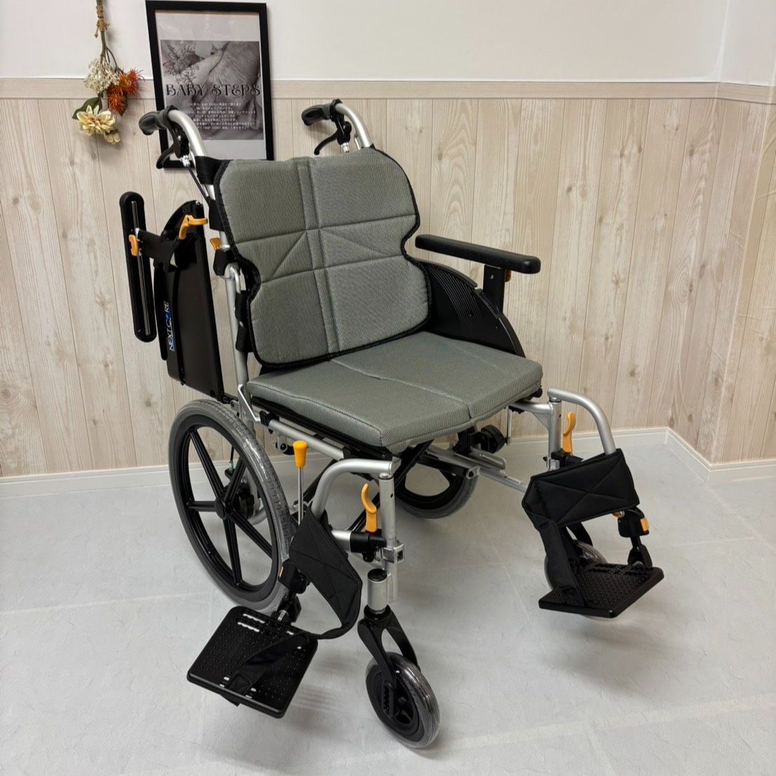 消毒済 中古 車椅子】すぐ使える車椅子 美品 NEXT-61B 松永製作所