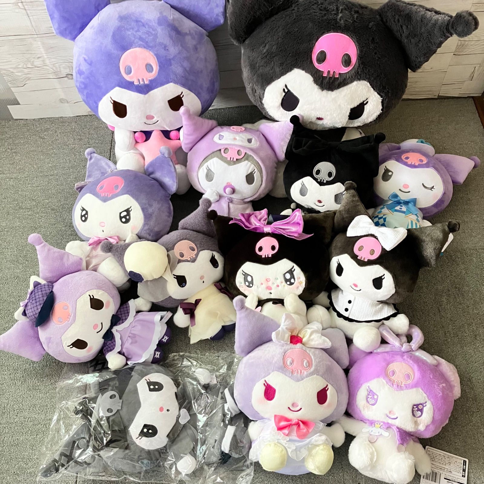 美品 サンリオ クロミ ぬいぐるみ マスコット 大量まとめ売り 13点セット Kuromi Sanrio タグあり多数 133F