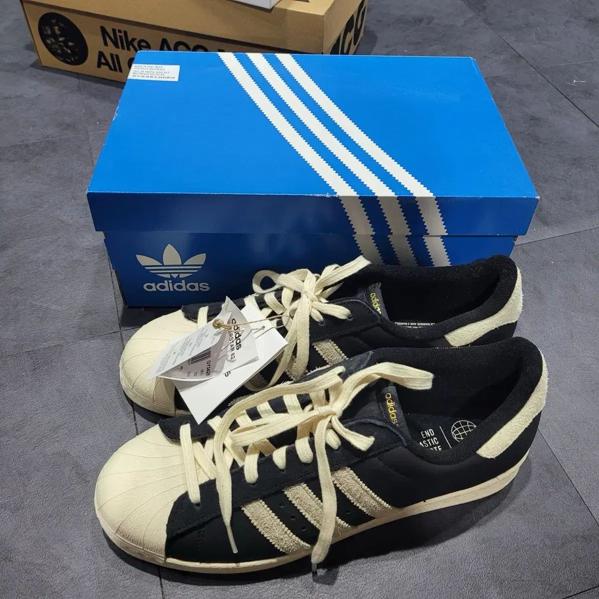 アディダス SUPERSTAR 82 ブラック 白