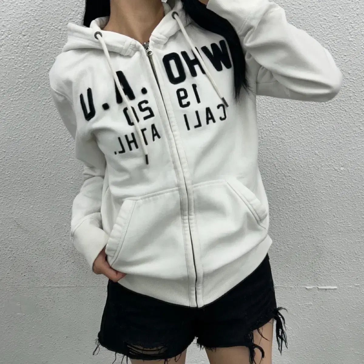 WHO.A.U フーアーユー センターロゴ 白 フードジップアップ M