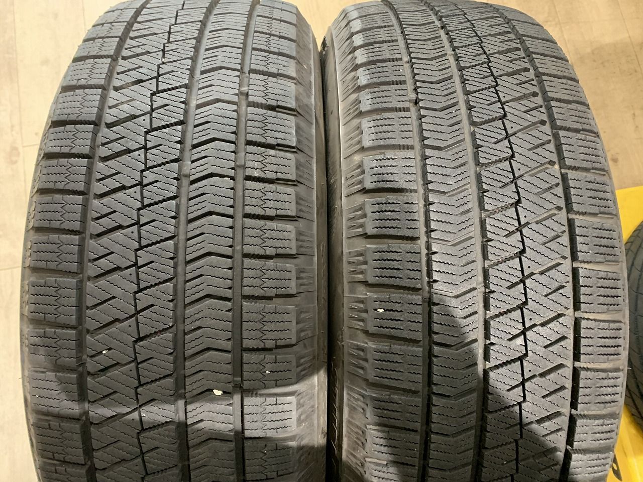 2606002】スタッドレス 17インチ 7J +48 PCD114.3 5H VRX2 215/60R17 