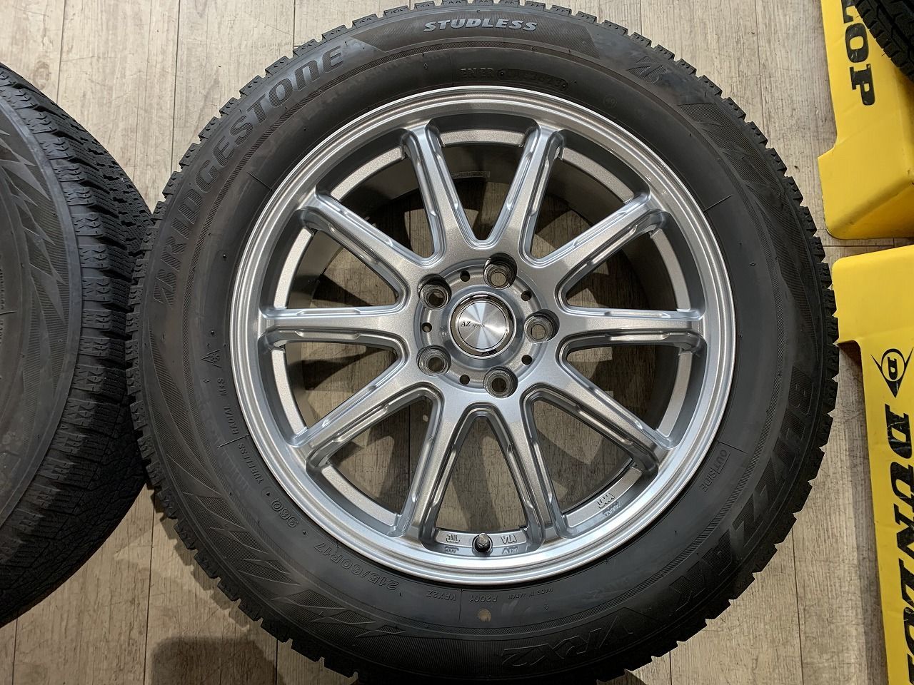 2606002】スタッドレス 17インチ 7J +48 PCD114.3 5H VRX2 215/60R17 