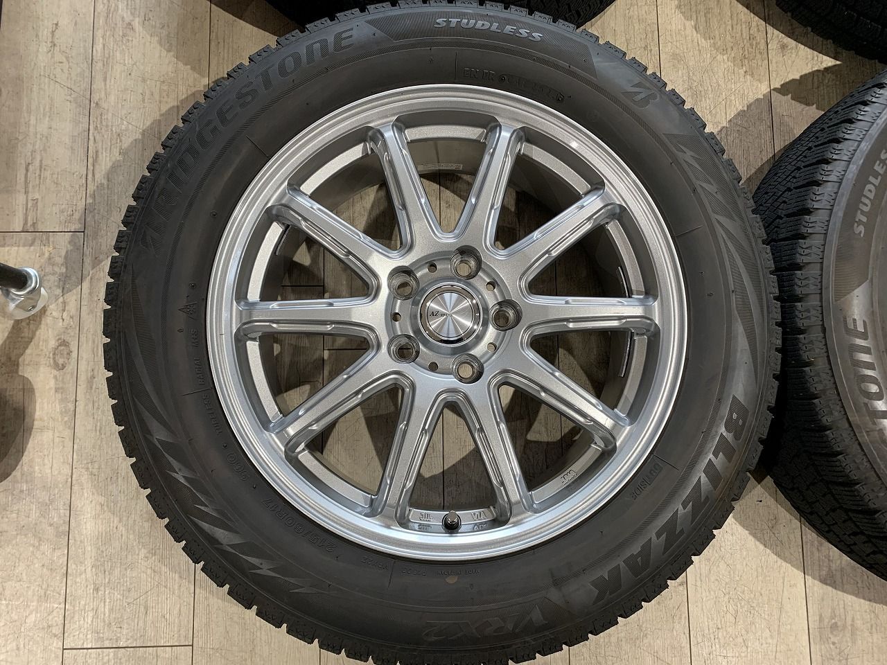 2606002】スタッドレス 17インチ 7J +48 PCD114.3 5H VRX2 215/60R17 