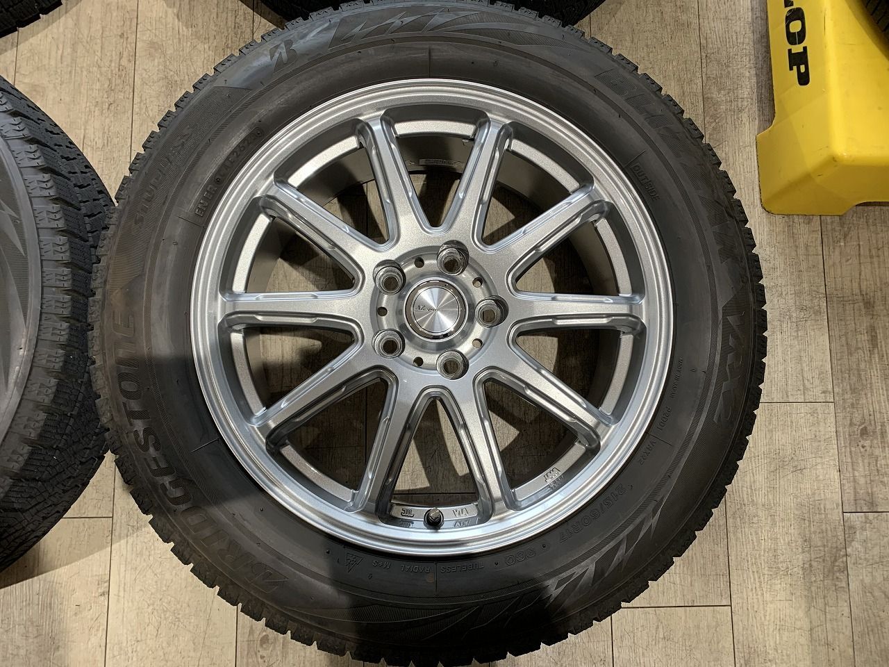 2606002】スタッドレス 17インチ 7J +48 PCD114.3 5H VRX2 215/60R17