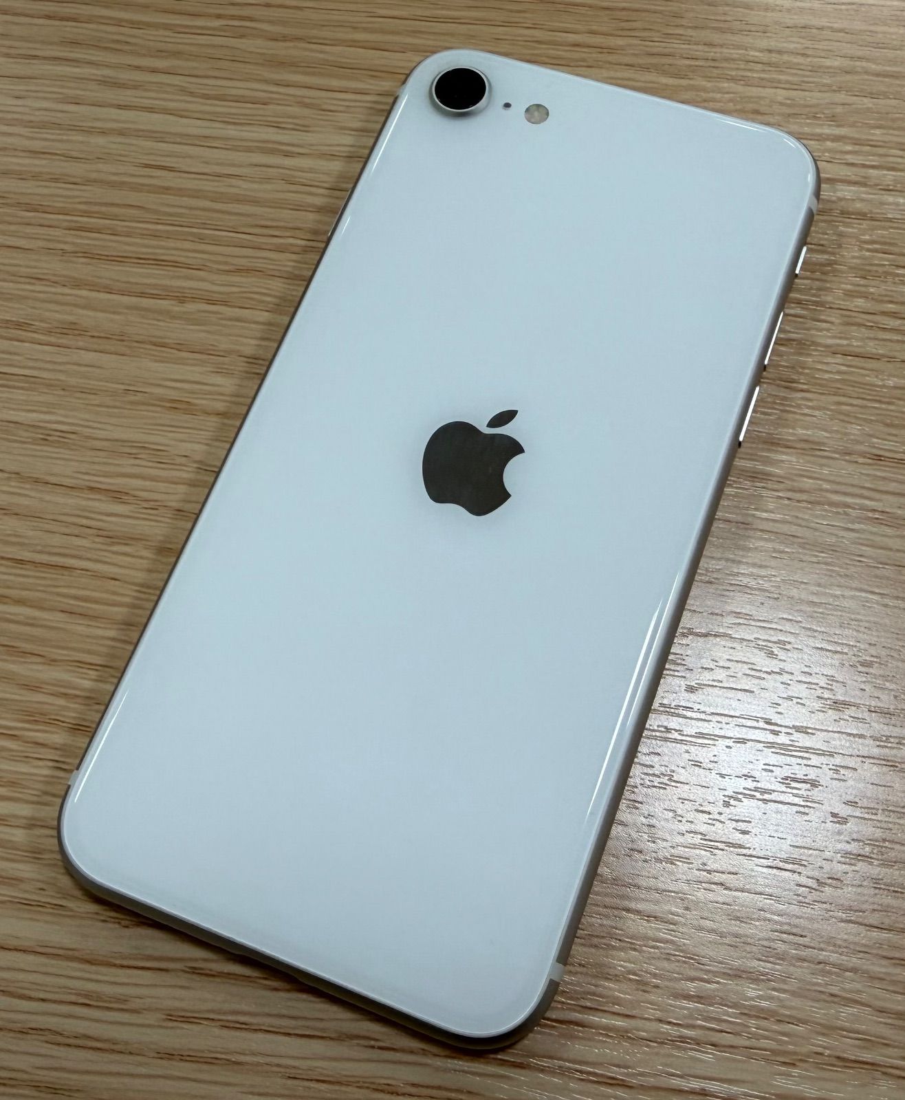 ランクA】iPhoneSE2 64GB ホワイト SIM解除済 - メルカリ