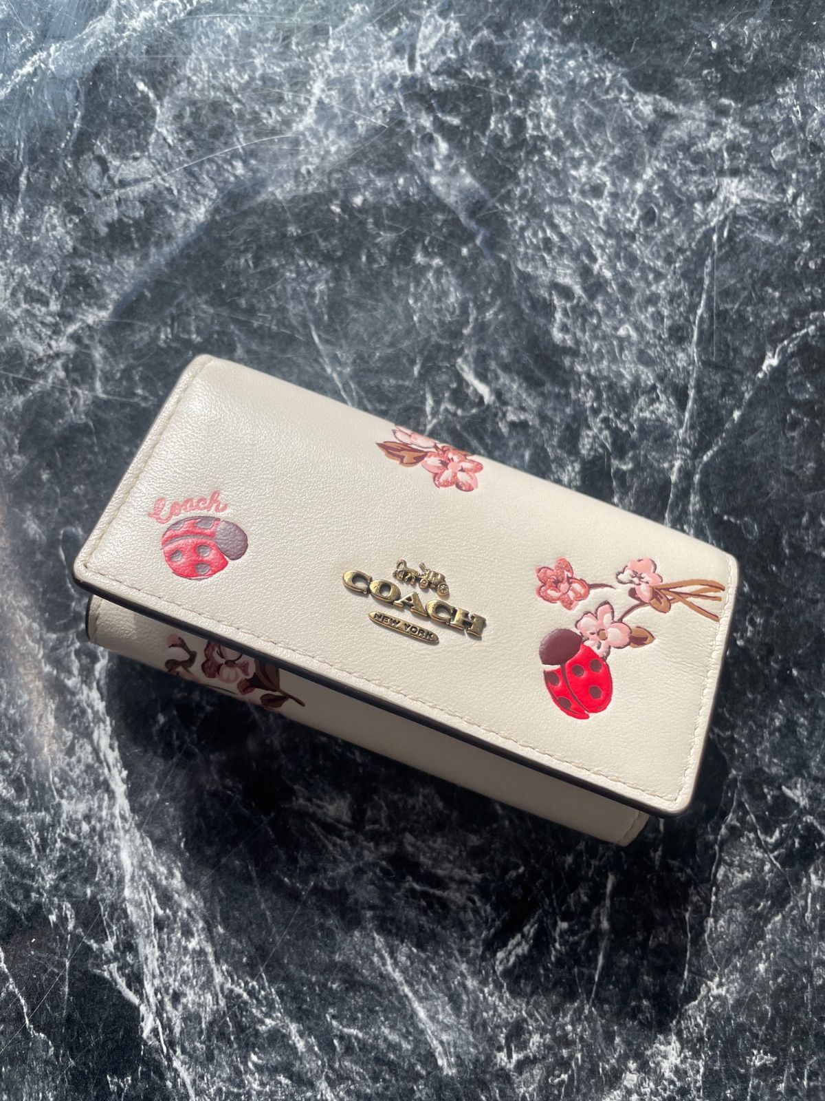 COACH コーチ キーケース 6連 てんとう虫 白系 - メルカリ