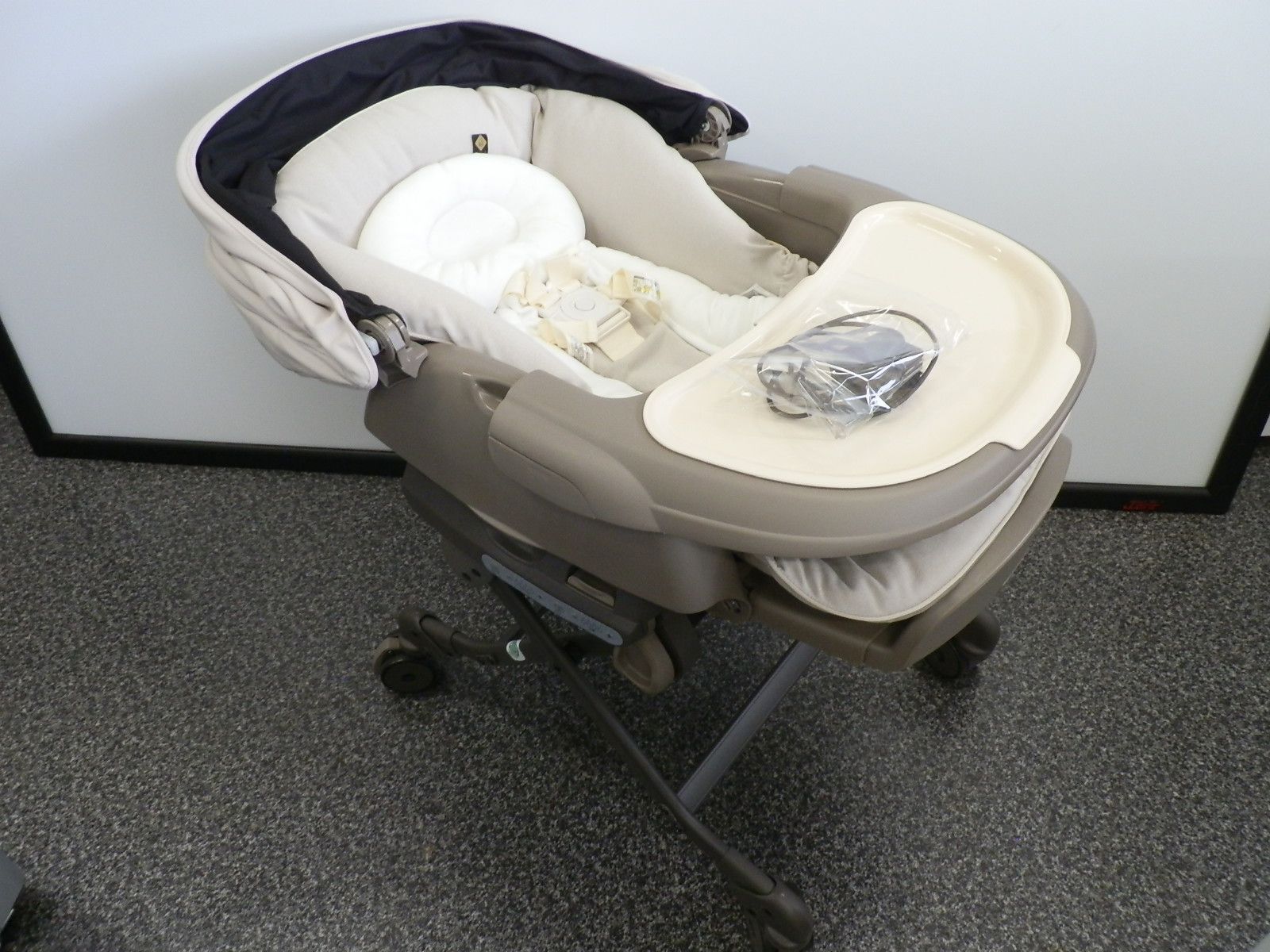 中古美品 Combi コンビ コードレス 電動ハイローチェア ネムリラ AUTO SWING BEDi Long スリープシェル EG ミルキーベージュ
