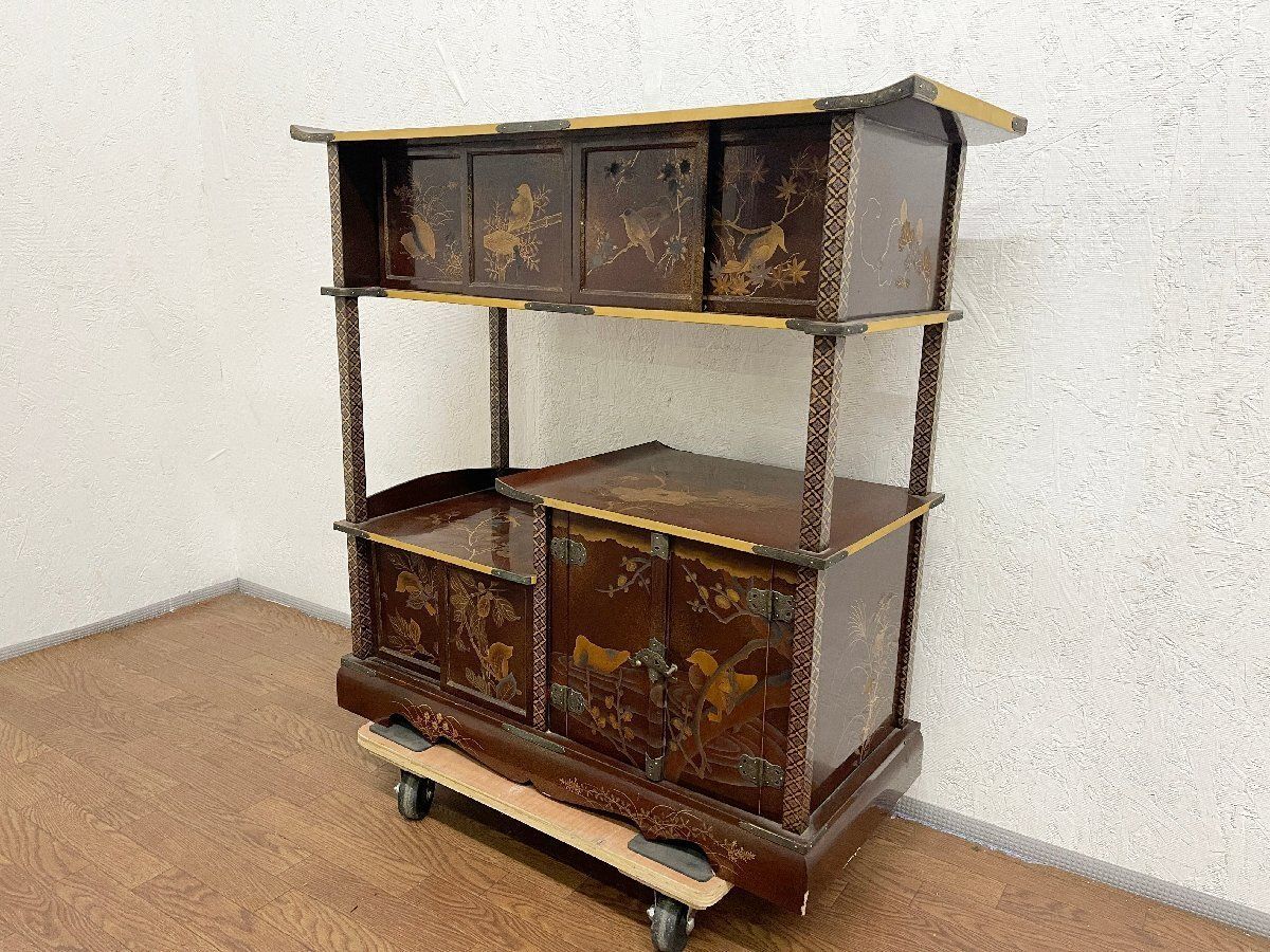 ▼茶箪笥 茶棚 金蒔絵 花鳥図 違い棚 飾り棚 漆芸 伝統工芸 和家具 戸棚 水屋箪笥 昭和レトロ アンティーク キャビネット 和モダン(貝1719)