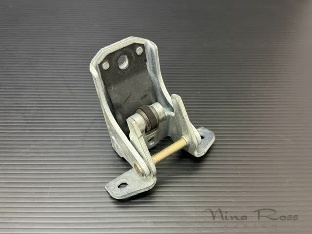 1998-2011 リンカーン タウンカー フロント ドアヒンジ ロア 左右共通 新品 1W7Z-5422810-AA