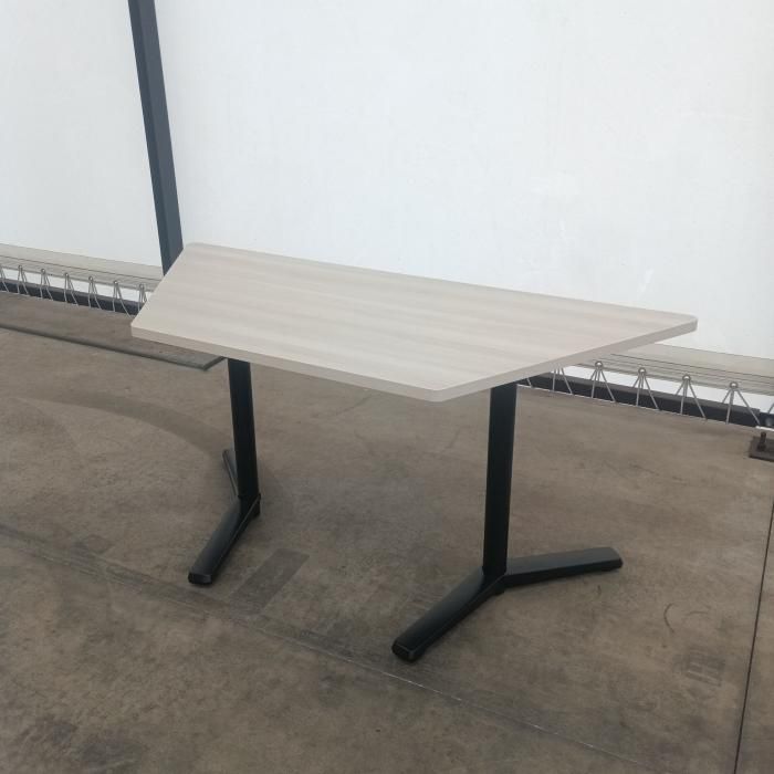 オカムラ 会議用テーブル Livesミーティングテーブル 台形天板固�
2000
�� 87AFLG-MDA4 ベージュ ミーティングテーブル 会議テーブル 会議机 会議デスク テーブル 会議室 商談 長机 打ち合わせ オフィスデスク オフィス デスク 机 つくえ