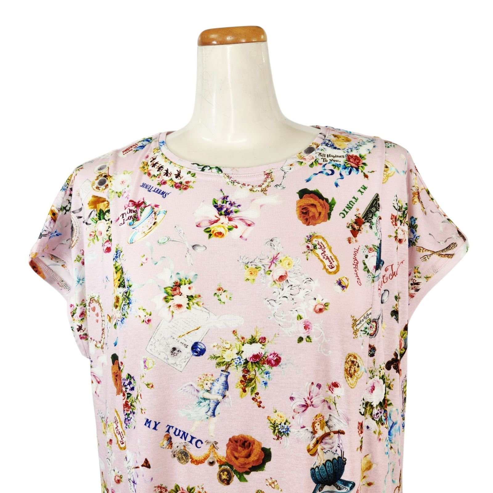 鴨居羊子ワンピース　新品未使用‼️TUNIC　５０強撚フライス素材ワンピース　 ハピネスドリームプリントシリーズ フレンチ袖　53525　ピンク色
