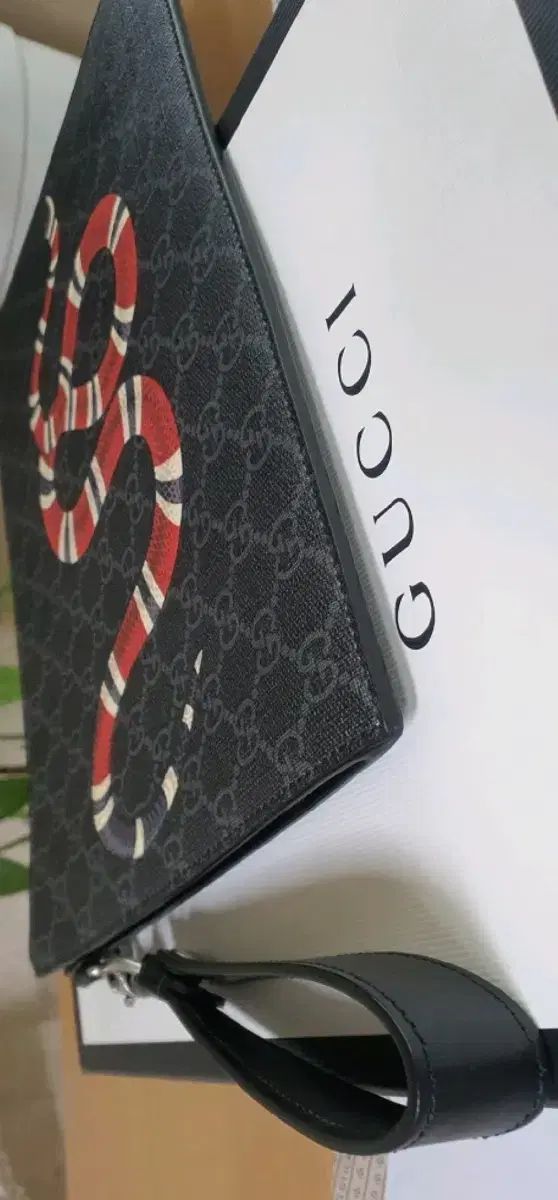 グッチ スネーク クラッチバッグ