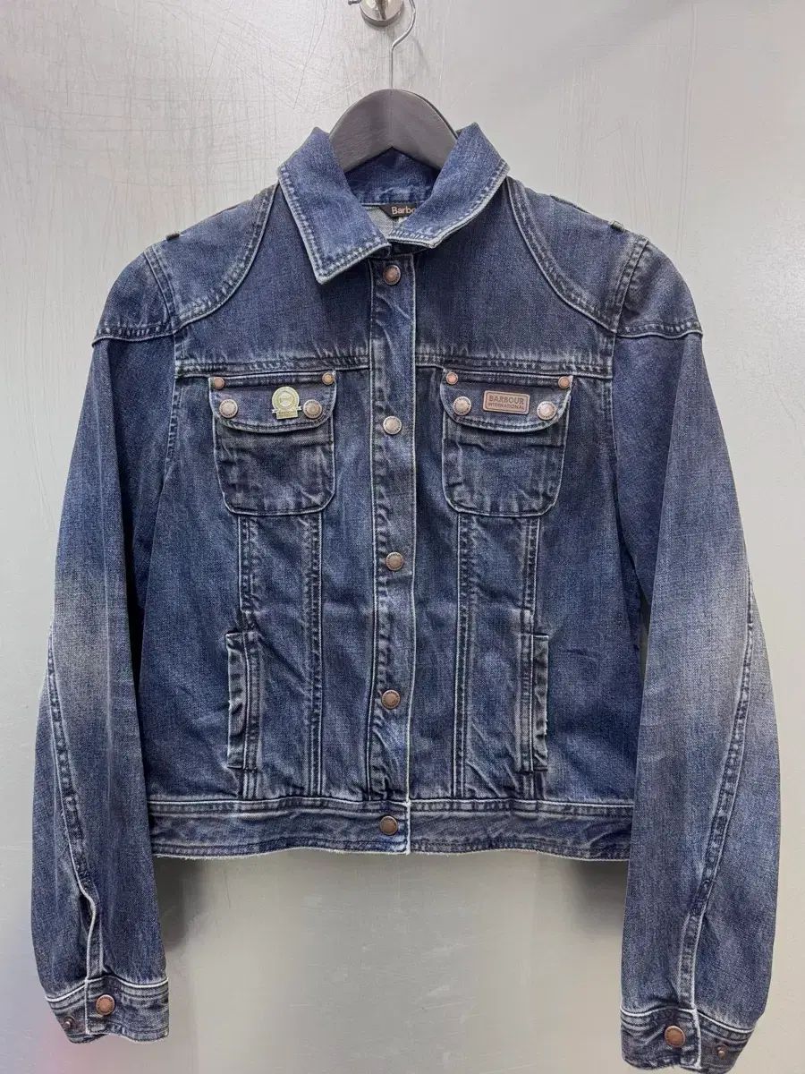 BARBOUR バブアー インターナショナル 金属 ロゴ プレート デニム ジャケット