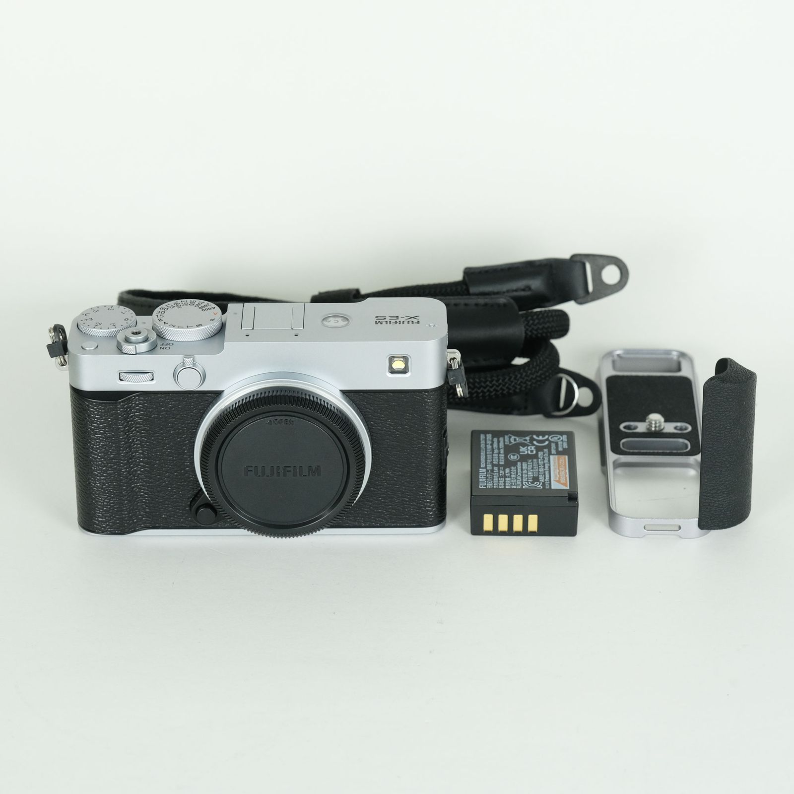 [美品 | シャッター数1,680回｜グリップ付] FUJIFILM X-E5 [ボディ シルバー] | FUJIFILM Xマウント